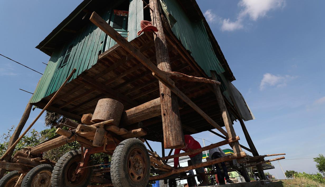 FOTO: Cara Penduduk Desa di Kamboja Pindahkan Rumah Kayu - Global