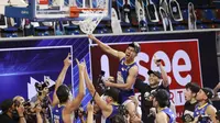 Pebasket Satria Muda, Hardianus Lakudu, melakukan selebrasi usai menjuarai IBL 2021 di Mahaka Square, Jakarta, Minggu (6/6/2021). Satria Muda menang dengan skor 68-60. (Bola.com/M Iqbal Ichsan)