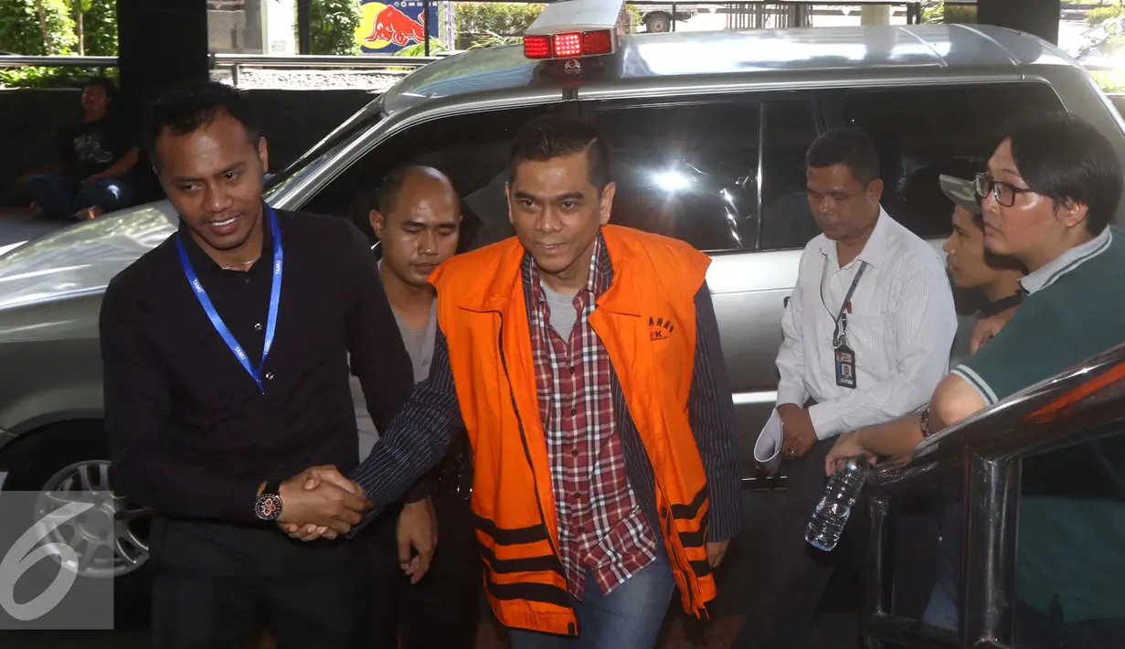 Ketua Komisi D DPRD DKI Jakarta, M. Sanusi saat tiba di KPK untuk menjalani pemeriksaan sebagai tersangka dengan saksi Direktur PT APL Ariesman Widjaja (AWJ) di gedung KPK, Jakarta,Selasa (2/5). (Liputan6.com/Helmi Afandi)