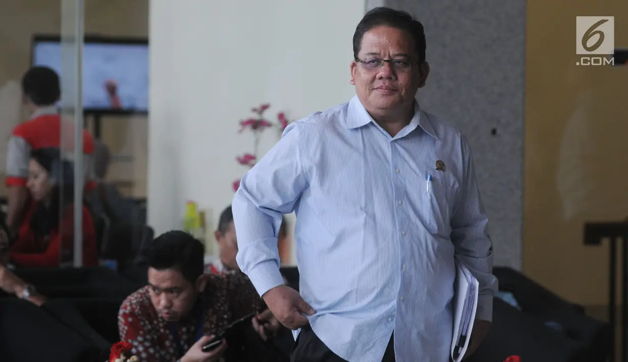 Komisioner Ombudsman Republik Indonesia (ORI), Adrianus Meliala mendatangi gedung KPK, Jakarta, Selasa (15/5). Kedatangan Adrianus untuk membahas penanganan kasus teror air keras yang menimpa penyidik KPK, Novel Baswedan. (Merdeka.com/Dwi Narwoko)