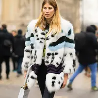 Padu-padan fur outerwear yang comfy dan stylish. (Sumber foto: www.hauteacorn.com)