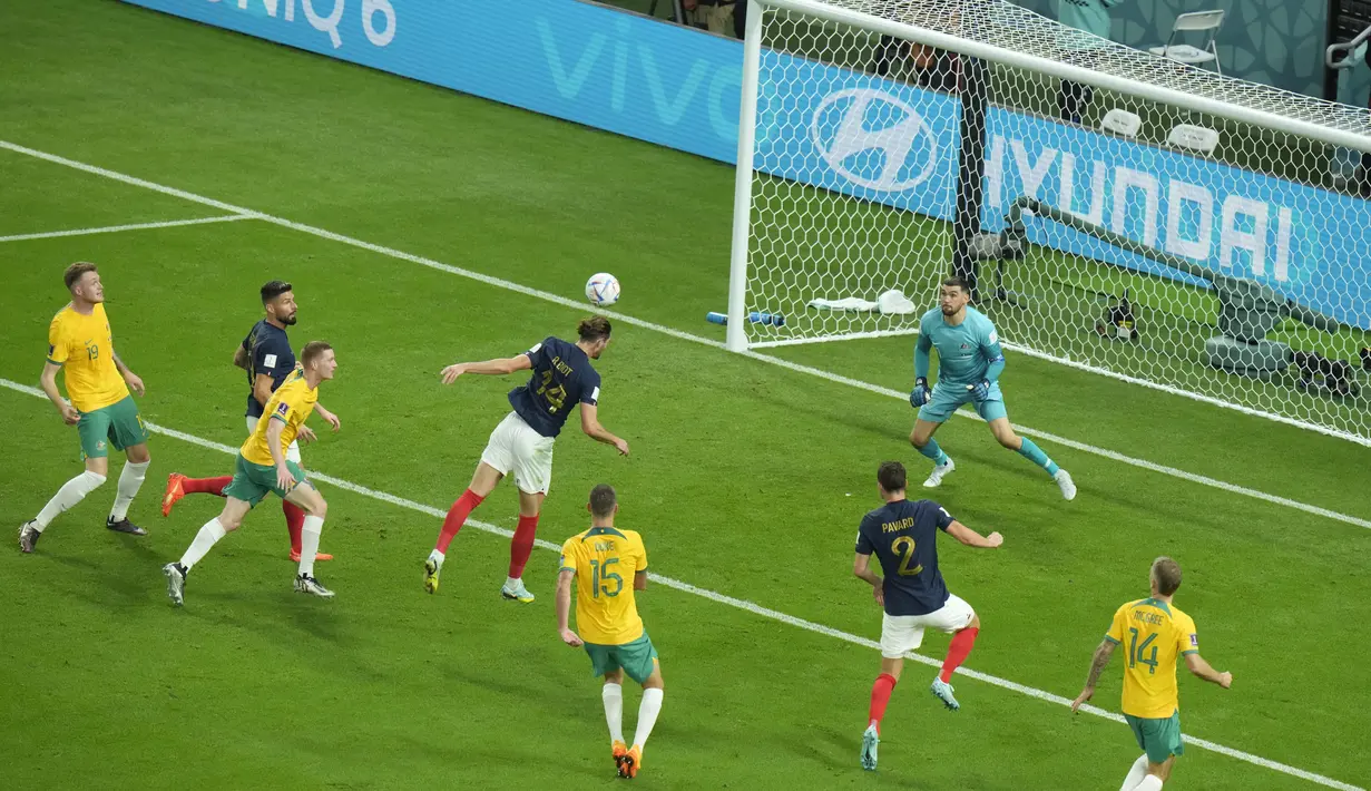 Gelandang Prancis, Adrien Rabiot (tengah) saat mencetak gol ke gawang Australia selama pertandingan grup D Piala Dunia 2022 Qatar di Stadion Al Janoub di Al Wakrah, Qatar, Rabu (23/11/2022). Prancis menang atas Australia dengan skor 4-1. (AP Photo/ Alessandra Tarantino)