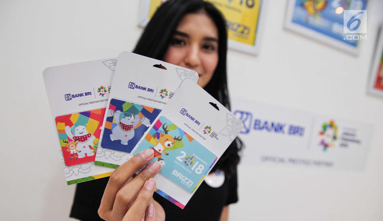 Model menunjukkan kartu Brizzi edisi Asian Games 2018 di Indocomtech, Jakarta, Jumat (3/11). Dalam peluncuran tersebut, BRI mengeluarkan lima seri kartu Brizzi khusus Asian Games 2018. (Liputan6.com/Faizal Fanani)