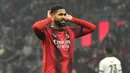 Pemain AC Milan, Ruben Loftus-Cheek, melakukan selebrasi setelah mencetak gol ke gawang Rennes dalam duel leg pertama play-off fase gugur Liga Europa 2023/2024 di Stadion San Siro, Jumat (16/2/2024). Kemenangan ini bakal jadi modal besar bagi Milan ketika mengunjungi markas Rennes pekan depan dalam duel leg kedua. (AP Photo/Antonio Calanni)