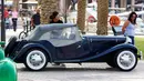 Sebuah mobil Rolls Royce 1952 ditampilkan dalam pameran mobil klasik di Marina Crescent, Kuwait City, Kuwait, 29 Oktober 2021. (YASSER AL-ZAYYAT/AFP)