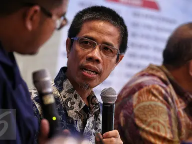 Ketua Asosiasi Guru Honorer Kota Bandung, Iman Supriatna menjadi pembicara dalam diskusi bertema "Mengejar Takdir Tenaga Honorer" di Cikini, Jakarta, Sabtu (13/2). Dalam diskusi itu hadir pula mantan MenPANRB Azwar Abubakar. (Liputan6.com/Faizal Fanani)