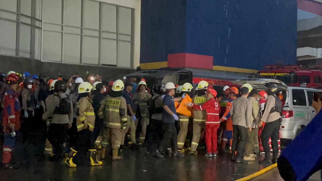 dua jenazah korban kebakaran glodok plaza kembali dievakuasi