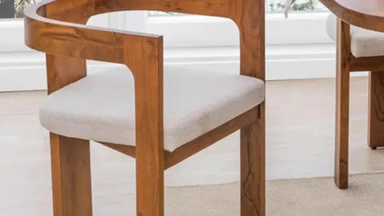 6 Inspirasi Model Kursi Kayu yang Pas untuk Ruang Tamu Kecil, Cozy dan Beri Kesan Hangat