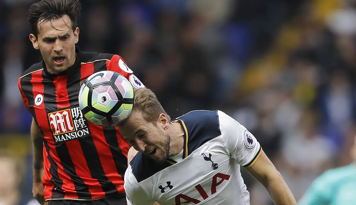 Aksi Harry Kane (kanan) menyundul bola dari kejaran pemain Bournemouth, Charlie Daniels pada laga Premier League pekan ke-33 di White Hart Lane stadium, London, Sabtu (15/4/2017). Tottenham menang 4-0. (AP/Frank Augstein)