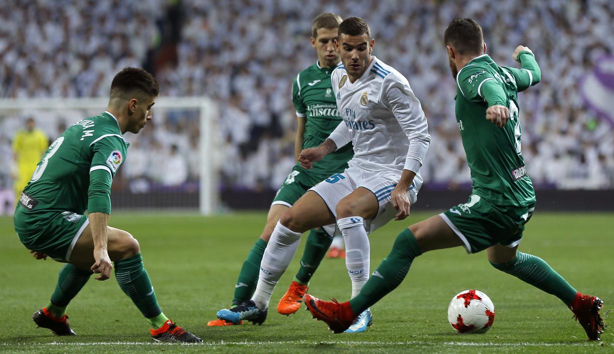 Aksi pemain Real Madrid, Theo Hernandez berusaha keluar dari kepungan para pemain Leganes pada perempat final Copa del Rey di Santiago Bernabeu stadium, Madrid, (24/1/2018). Leganes menang 2-1. (AP/Francisco Seco)