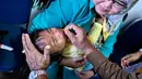 Petugas kesehatan  memberikan suplemen vitamin A kepada bayi dalam program pemeriksaan kesehatan bulanan untuk anak-anak di sebuah pusat layanan terpadu di Banda Aceh, Senin,  10 Agustus 2026. (AFP/ Chaideer Mahyuddin)
