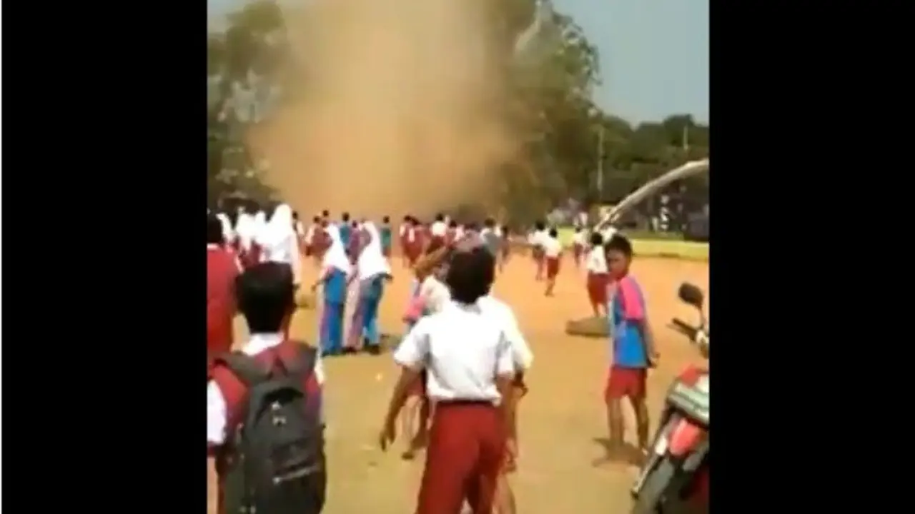 bocah main di tengah puting beliung (foto: twitter/@TeddyGusnaidi)