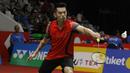 Tunggal putera Cina, Lin Dan, saat melawan wakil Thailand, Kantaphon Wangcharoen, pada laga Indonesia Masters 2018 di Istora Senayan, Rabu (24/1/2018). Lin Dan takluk 21-15 21-19. (Bola.com/M Iqbal Ichsan)