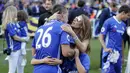 Kapten Chelsea, John Terry, memeluk anak dan istrinya usai laga melawan Sunderland di Stamford Bridge, Minggu (21/5/2017). Terry resmi mengakhiri kiprahnya selama 22 tahun di Chelsea. (AP/Frank Augstein)
