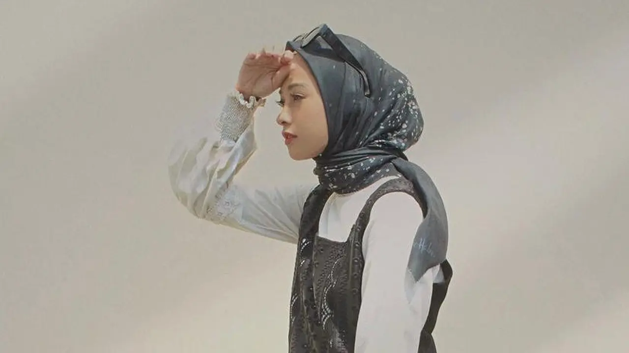 9 Inspirasi Padu Padan Outfit Hijab dengan Celana Jogger ala Tantri Namirah-Shirin Al Athrus