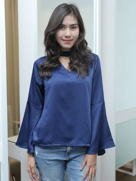 "Kita saja nggak tahu loh. Kalau aku saja ketemu Aa Raffi jarang banget. Kan di lokasi terus nggak sempat perhatikan berita. Pasti diluar sana beritanya dibesar-besarkan," ujar Syahnaz, di kawasan SCBD, Senin (10/10). (Galih W. Satria/Bintang.com)