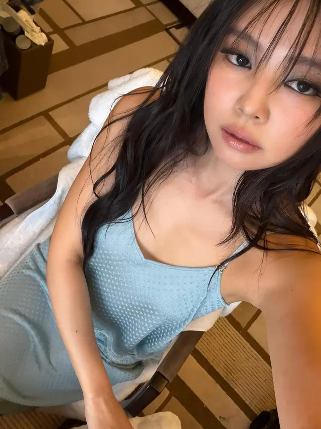 Potret Jennie BLACKPINK Tampil Berani dengan Wet Hair Look dan Smokey Eyes di Chanel Paris Fashion Week