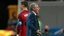 Pelatih Portugal, Fernando Santos mengintruksikan pemainnya saat berhadapan dengan Chile di semifinal Piala Konfederasi 2017 di Arena Kazan, Rusia, (28/6). Chile melaju ke Final dan menunggu pemenang antara Jerman dan Meksiko. (AP Photo / Pavel Golovkin)