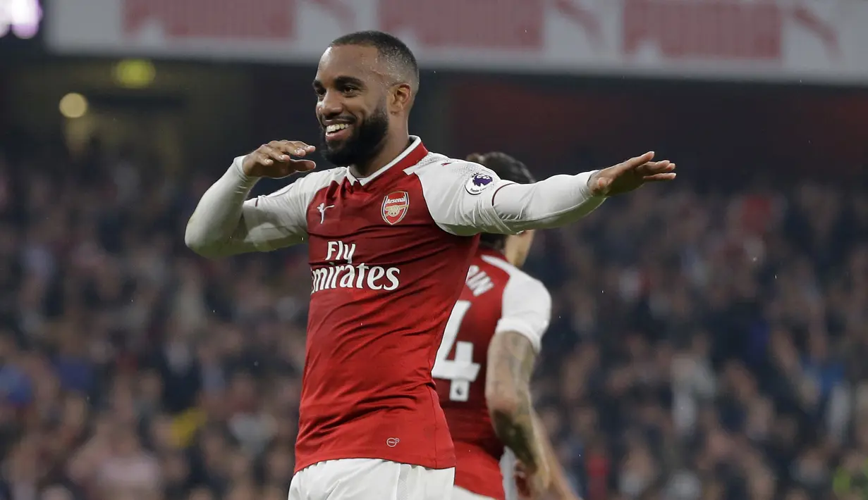 Pemain Arsenal, Alexandre Lacazette merayakan gol ke gawang West Bromwich pada lanjutan Premier League di Emirates stadium, London (25/9/2017). Arsenal menang 2-0. (AP/Alastair Grant)