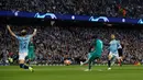 Penyerang Tottenham Hotspur Son Heung-min menendang bola saat mencetak gol kedua ke gawang Manchester City pada leg kedua babak perempat final Liga Champions di Etihad Stadium, Manchester, Inggris, Rabu (17/4). (REUTERS/Phil Noble)