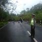Material longsor menutup seluruh badan jalan Purworejo-Magelang dengan ketebalan 3 meter. (foto: Liputan6.com/doc.heri setiawan/edhie prayitno ige)