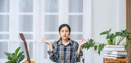 Di tengah ritme hidup yang serba cepat, mindfulness mengajak seseorang untuk lebih hadir pada saat ini dan menyadari pikiran maupun perasaan tanpa terburu-buru menghakiminya. (Foto/Dok: Magnific)