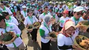 Anggota Himpunan Kerukunan Tani Indonesia (HKTI) membawa bakul berisi nasi, ayam dan ikan untuk disantap bersama dalam acara Syukur Panen di Desa Karang Layung, Kecamatan Sukra, Kabupaten Indramayu, Jawa Barat, Kamis (23/11). (Liputan6.com/Pool/Ksatria)