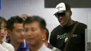 Mantan pemain Chicago Bulls, Dennis Rodman saat dalam antrian keamanan di terminal 2 Bandara Internasional Beijing 2 di Beijing, China (13/6). Dennis Rodman pernah mengatakan bahawa Kim Jong Un merupakan teman untuk seumur hidup. (AP Photo/Wong Maye-E)