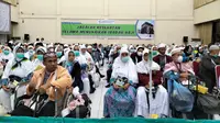 Para jemaah haji asal Garut setelah melakukan tes PCR di sela-sela meunggu proses kepulangan ke kabupaten Garut, Jawa Barat. (Liputan6.com/Jayadi Supriadin)