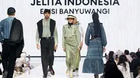 Model membawakan busana koleksi eksklusif menyambut ulang tahun Lazada ke-11 dengan meluncurkan enam kolaborasi dan sosok inspiratif melalui kanal LazLook pada acara “11 Epic Collaboration” di Jakarta. (Liputan6.com)