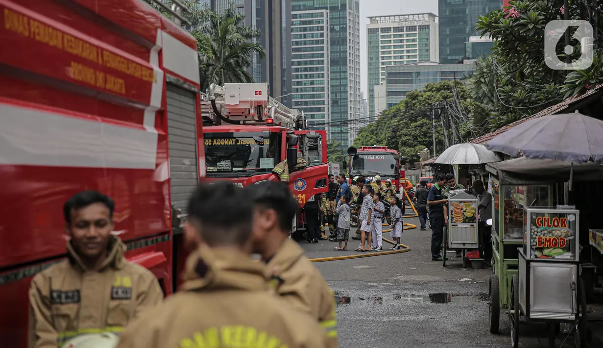 Suasana Gedung Kementerian Hukum dan Hak Asasi Manusia Republik Indonesia (Kemenkumham) seusai peristiwa kebakaran di Jalan Rasuna Said, Kuningan Jaksel, Kamis (8/12/2022). Penyebab kebakaran sebuah ruangan di lantai 5 Gedung Kemenkumham diduga akibat hubungan arus pendek listrik. (Liputan6.com/Faizal Fanani)