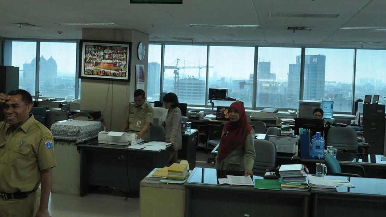 "Tapi negatifnya kadang orang juga mengatur perjalanan dinas, rapat di luar kota agar dapat perjalanan dinas, jadi plus minus lah antara kinerja dan efisiensi," ujar Anas.