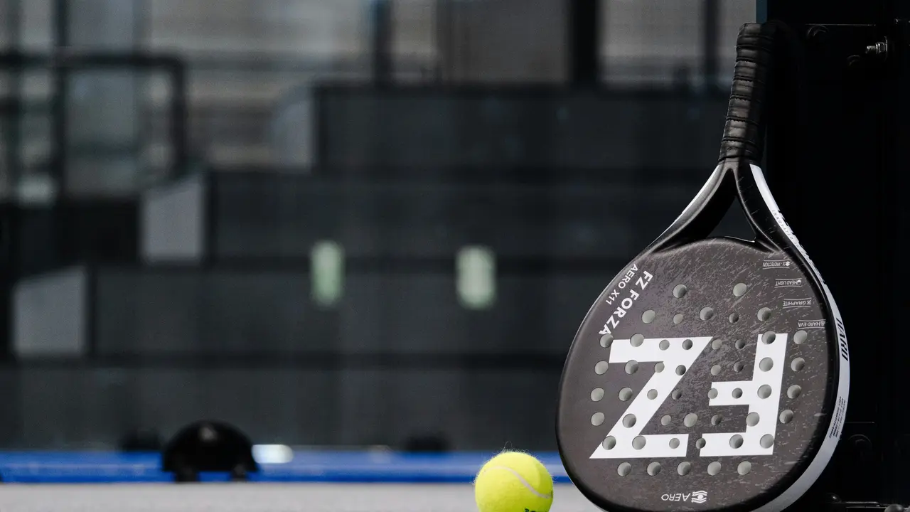 Alat bermain padel