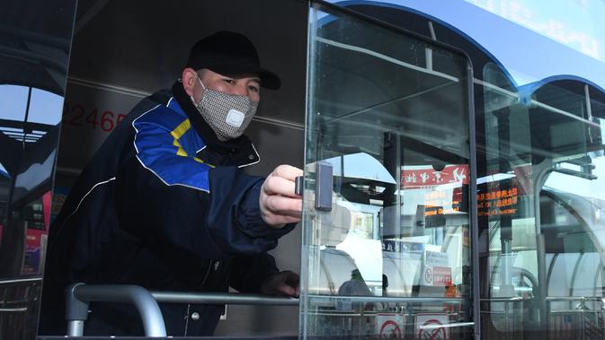 Staf mengatur ventilasi udara pada bus di sebuah terminal bus di ibu kota China, pada 3 Februari 2020. Beijing Public Transport Corporation telah mengambil sejumlah langkah seperti melakukan pembersihan dan disinfeksi pada bus untuk mencegah penyebaran coronavirus baru. (Xinhua/Ren Chao)