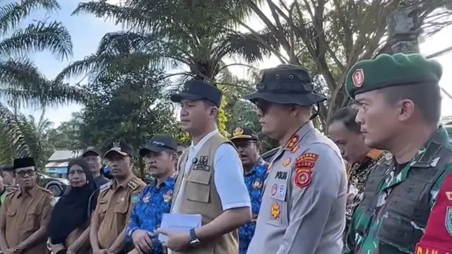 Bupati Aceh Selatan Mirwan saat meninjau korban bencana