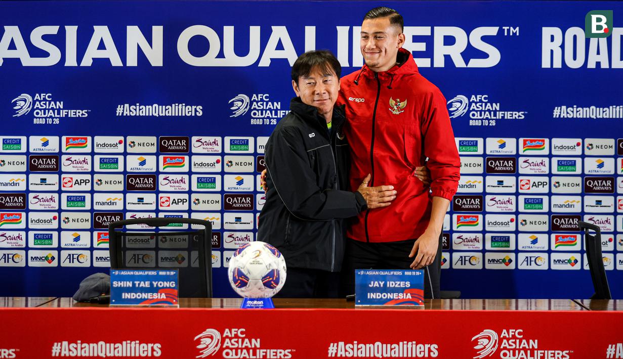 <p>Pelatih Timnas Indonesia, Shin Tae-yong (kiri) berfoto bersama dengan Jay Idzes saat konferensi pers menjelang laga lanjutan putaran ketiga grup C Kualifikasi Piala Dunia 2026 melawan Jepang di Stadion Utama Gelora Bung Karno (SUGBK), Senayan, Jakarta, Kamis (14/11/2024). (Bola.com/Bagaskara Lazuardi)</p>