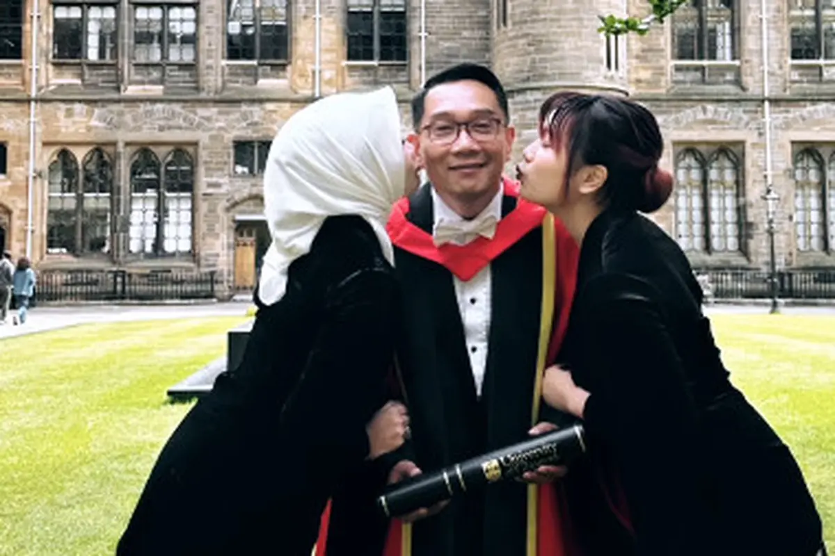 Gaya Kompak Atalia Praratya dan Camillia Azzahra Kenakan Kebaya Hitam di Wisuda Doktoral Ridwan Kamil