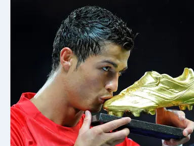 Cristiano Ronaldo mencium trofi golden boot jelang pertandingan melawan West Ham United dalam laga Liga Inggris di Old Trafford, Manchester, 29 Oktober 2008. (AFP/Andrew Yates)