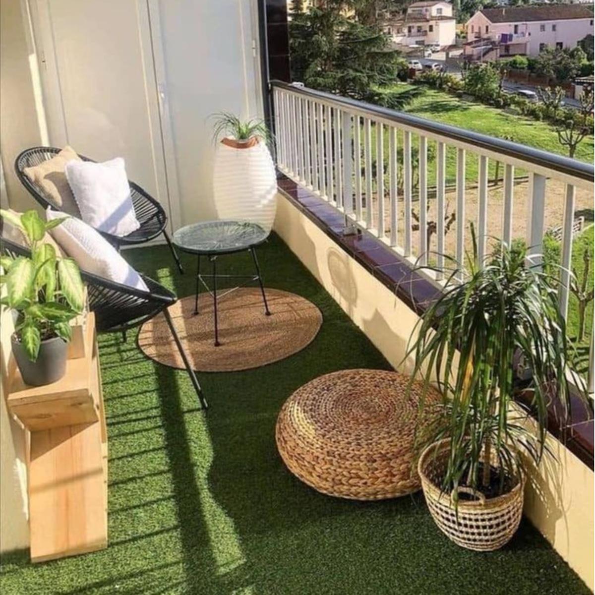 Ilustrasi Balkon dengan Rumput Sintetis (©Pinterest)