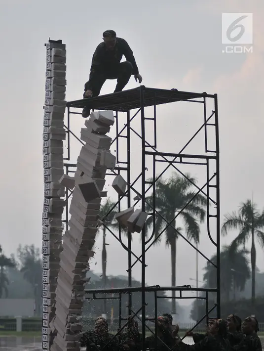 Aksi prajurit TNI memecahkan batako di Mabes TNI Cilangkap, Jakarta, Kamis (3/5). Berbagai atraksi prajurit TNI ditampilkan untuk menghibur kedatangan Presiden Jokowi dan Sultan Brunei, Hassanal Bolkiah. (Merdeka.com/Iqbal S. Nugroho)