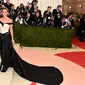 Selain gaun Cinderella, Met Gala juga diramaikan dengan gaun berbahan daur ulang yang dikenakan oleh Emma Watson, seperti apa?