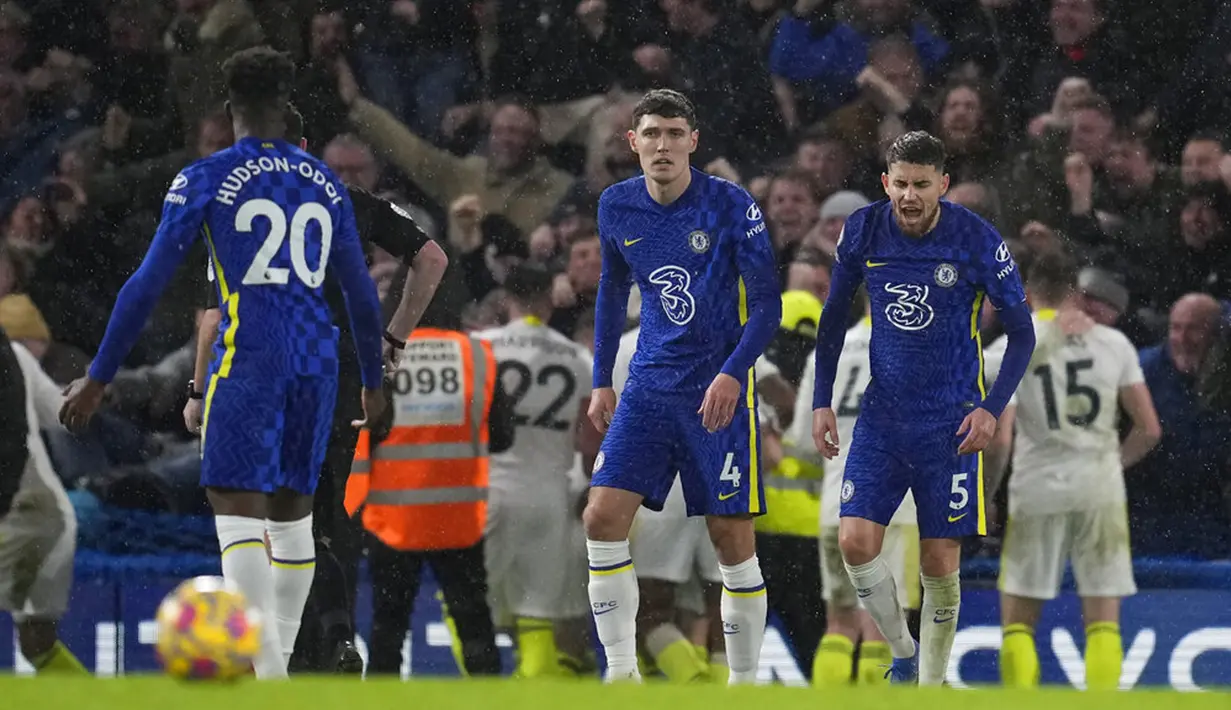 Reaksi pemain Chelsea setelah pemain Leeds United Joe Gelhardt mencetak gol ke gawang mereka pada pertandingan sepak bola Liga Inggris di Stadion Stamford Bridge, London, Inggris, 11 Desember 2021. Chelsea menang 3-2. (AP Photo/Matt Dunham)