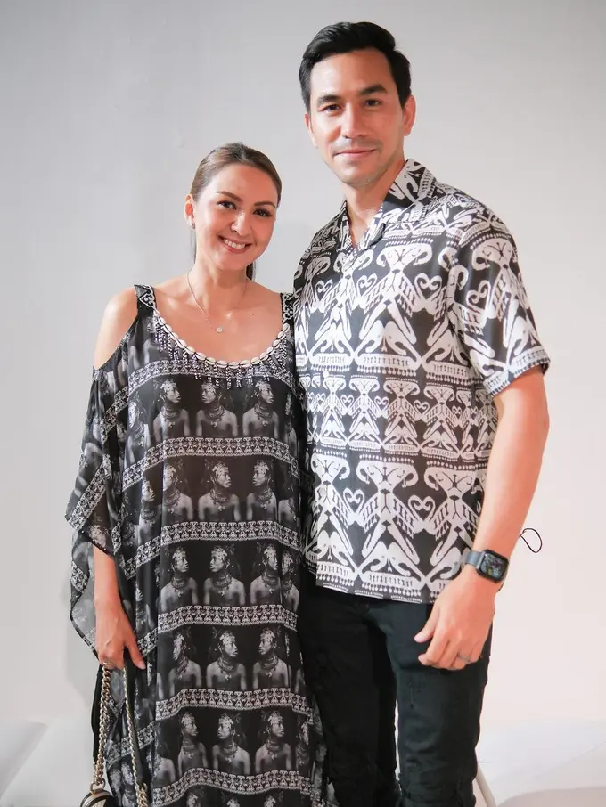 Romantisme Darius Sinathrya dan Donna Agnesia
