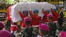 Anggota Pasukan Paspampres membawa jenazah Presiden ke-3 RI Bacharuddin Jusuf Habibie saat prosesi penyerahan jenazah kepada negara di Patra Kuningan, Jakarta, Kamis (12/9/2019). Jenazah BJ Habibie diberangkatkan ke Taman Makam Pahlawan Kalibata untuk dimakamkan. (Liputan6.com/Immanuel Antonius)