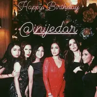 Di saat para sahabat dan tamu undangan hadir memakai black dress, justru si Birthday Girl ini tampak cantik degan gaun berwarna merah. Model gaun yang sederhana membuat penampilannya makin memesona. (Instagram)