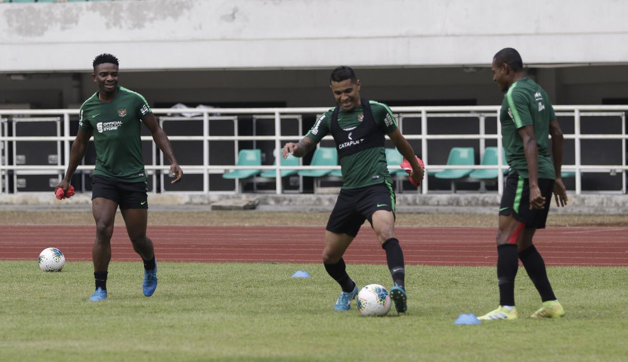 Pemain Timnas Indonesia, Beto Goncalves, mengontrol bola saat berlatih di Stadion Pakansari, Bogor, Sabtu (24/8). Latihan ini merupakan persiapan jelang laga kualifikasi Piala Dunia 2020. (Bola.com/Yoppy Renato)