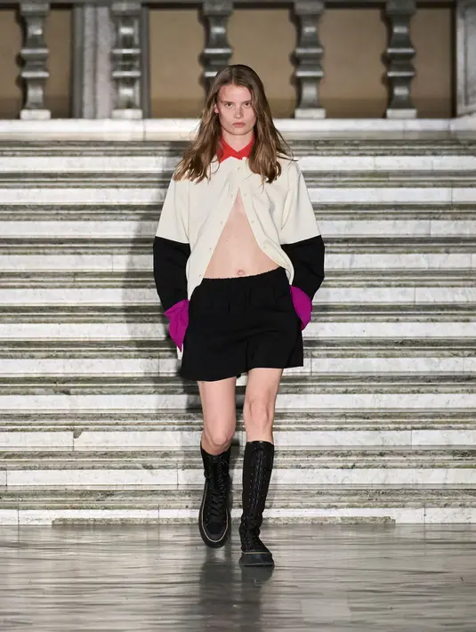 Modernitas ditonjolkan dengan mengambil folk blouses dan memotongnya kembali menjadi kain modern yang linier, serta menghilangkan dekorasi yang berlebihan. Foto: Document/Max Mara.