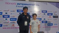 Pelatih Chinese Taipei, Prasobchoke Chokemor, dan pemainnya Saki Matsunaga pada sesi konferensi pers seusai pertandingan uji coba melawan Timnas Indonesia Putri di Stadion Maguwoharjo, Sleman, Sabtu (29/11/2025). (Bola.com/Ana Dewi)