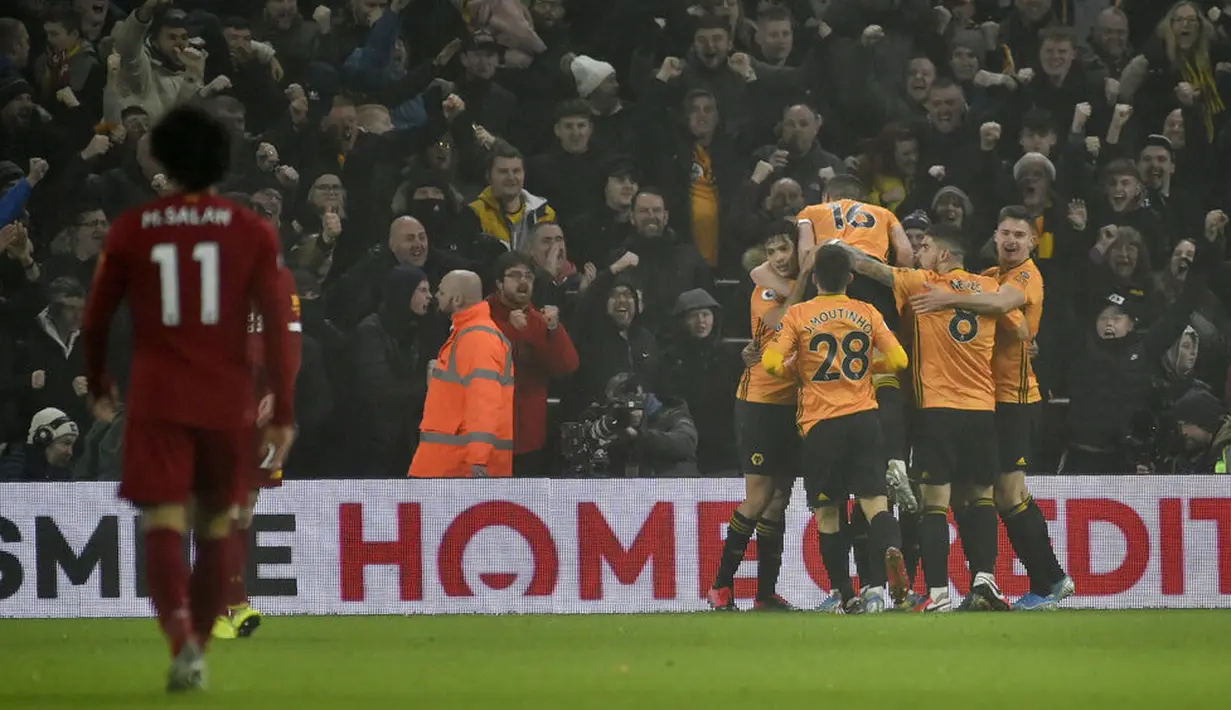 Pemain Wolverhampton Wanderers merayakan gol yang dicetak oleh Raul Jimenez ke gawang Liverpool pada laga Premier League di Stadion Molineux, Kamis (23/01/2020). Liverpool menang dengan skor 2-1. (AP/Rui Vieira)