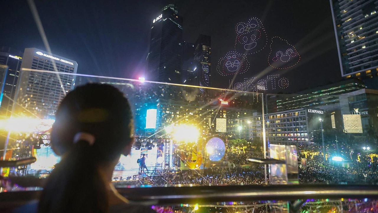 FOTO: Pertunjukan Drone Warnai Malam Tahun Baru 2026 di Bundaran HI